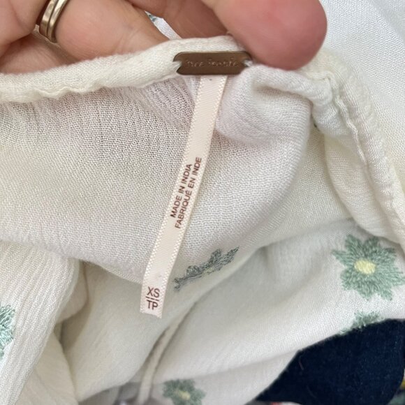 Free people Giving Kind Off‎ Shoulder Embroidered Top Size XS - Picture 6 of 8